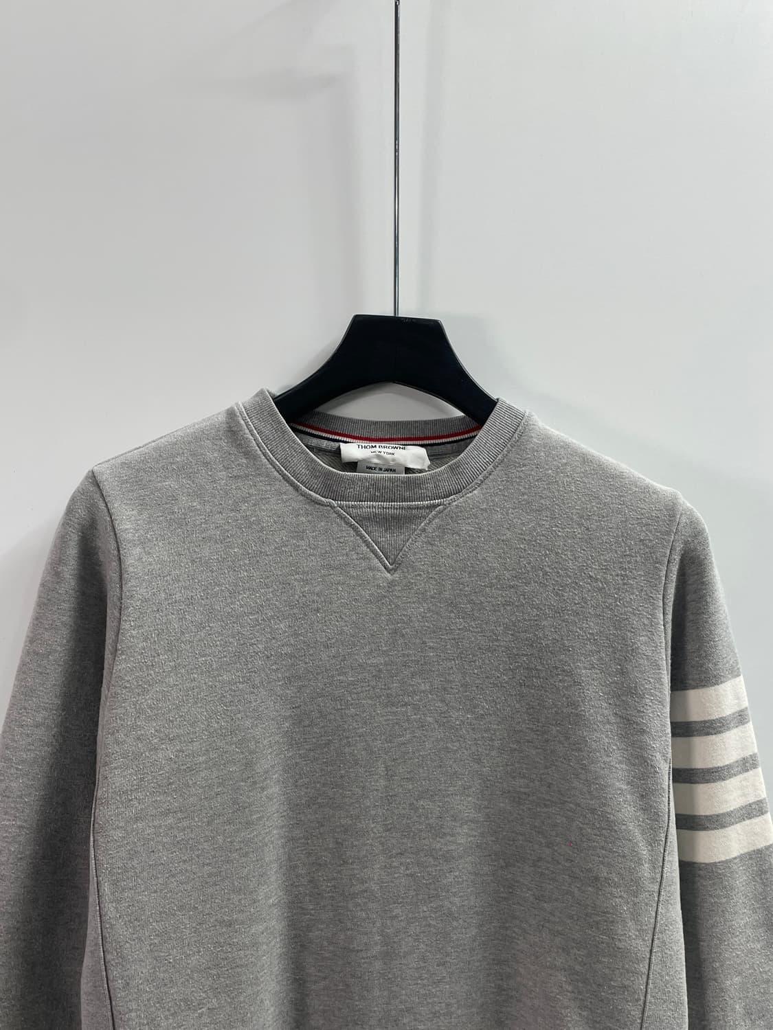 톰브라운 사선 라운드 맨투맨 (on.733) 상품이미지2