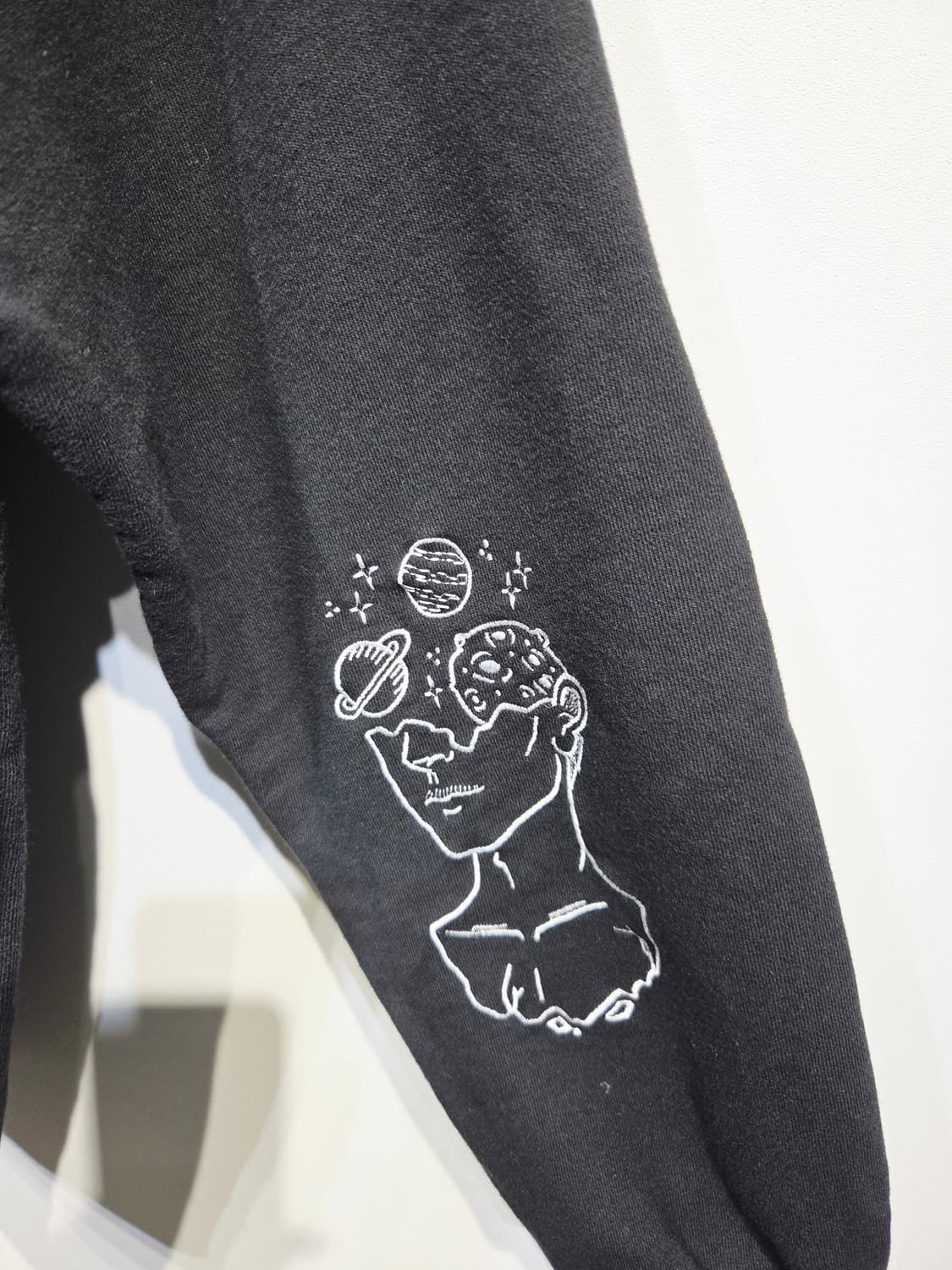 꼼파뇨(Compagno) 유니크 자수 블랙 맨투맨 상품이미지6