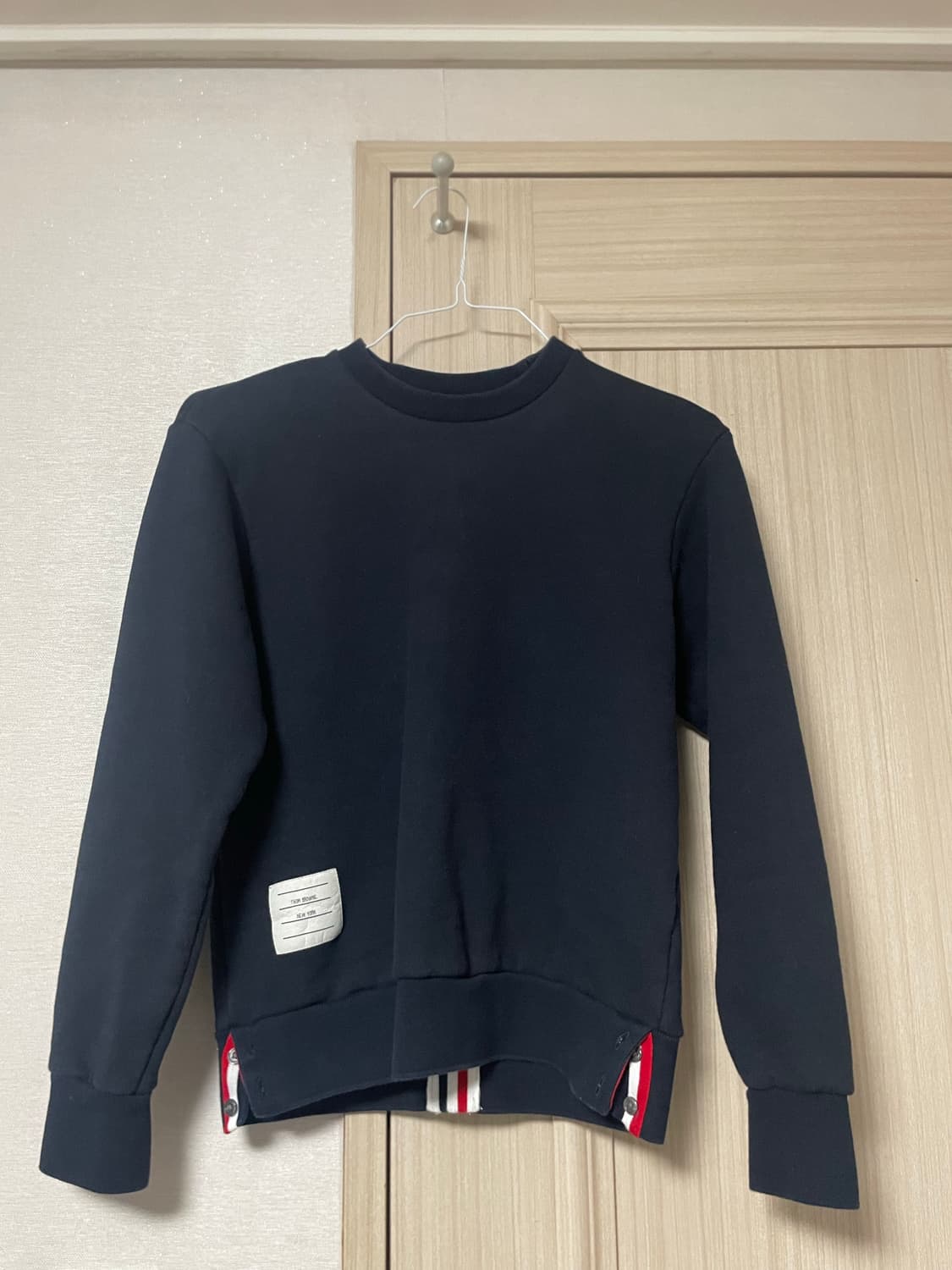 [정품] 톰브라운 백삼선 맨투맨 네이비 상품이미지1