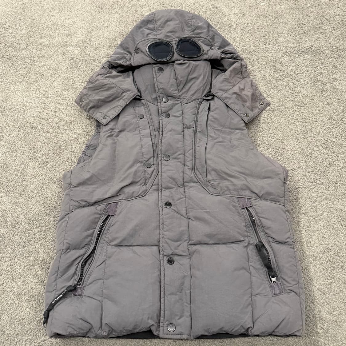 [정품/100] C.P.컴퍼니 덕다운 고글 패딩조끼 상품이미지2