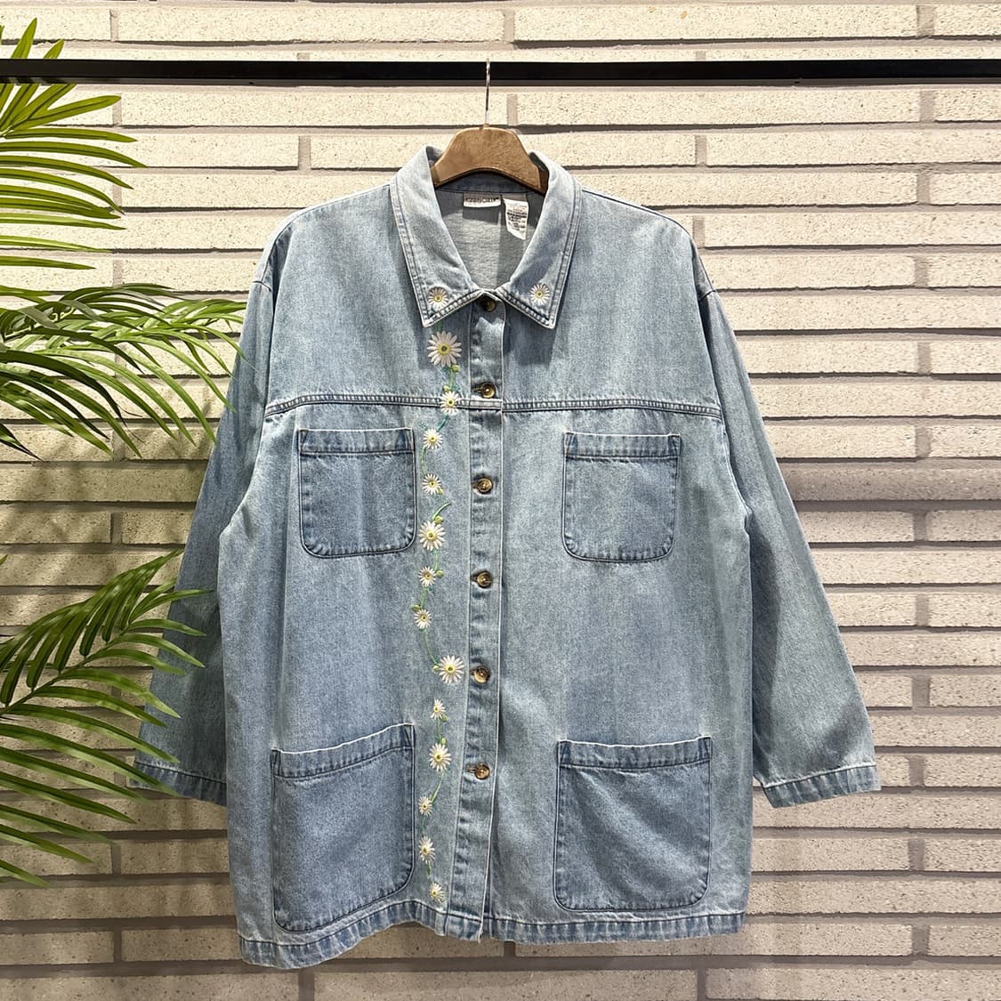 캐빈크릭 데이지 데님 워크자켓 4포켓 자수 디테일 연청 10% 할인 상품이미지2