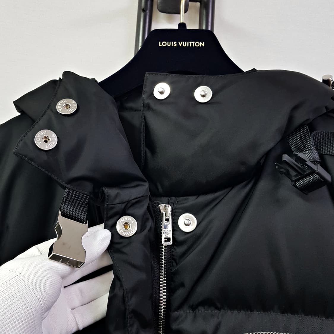 프라다 리나일론 삼각로고 버클 후드 다운 패딩 29Y966 상품이미지7