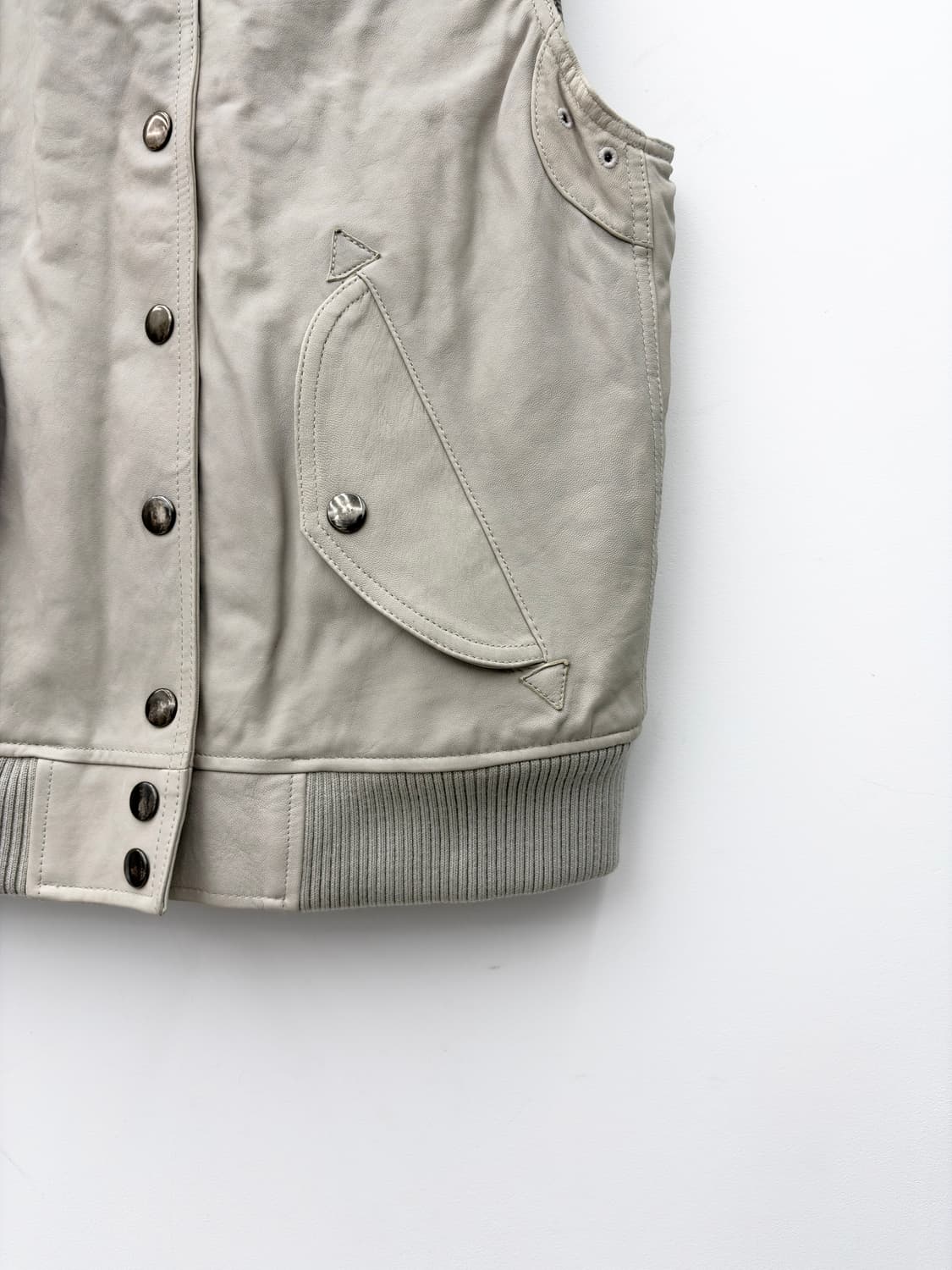 LEATHER BUTTON VEST 상품이미지3