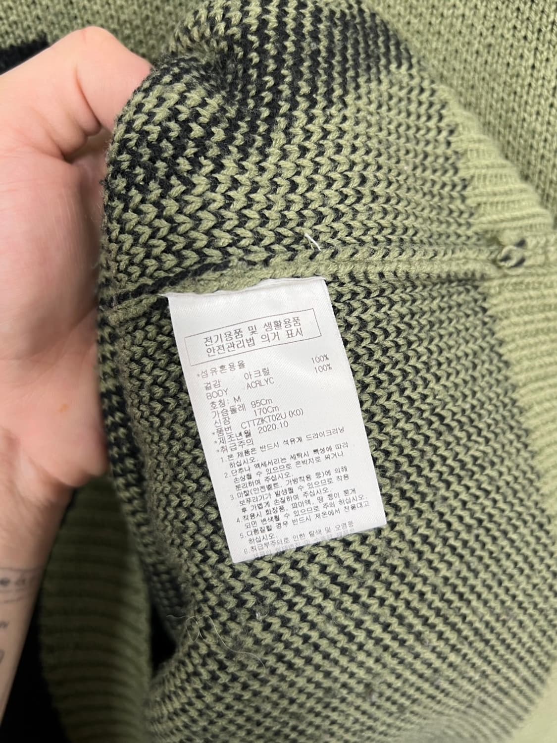 크리틱 스카웃 보이 그래픽 라운드넥 카키 니트  상품이미지5