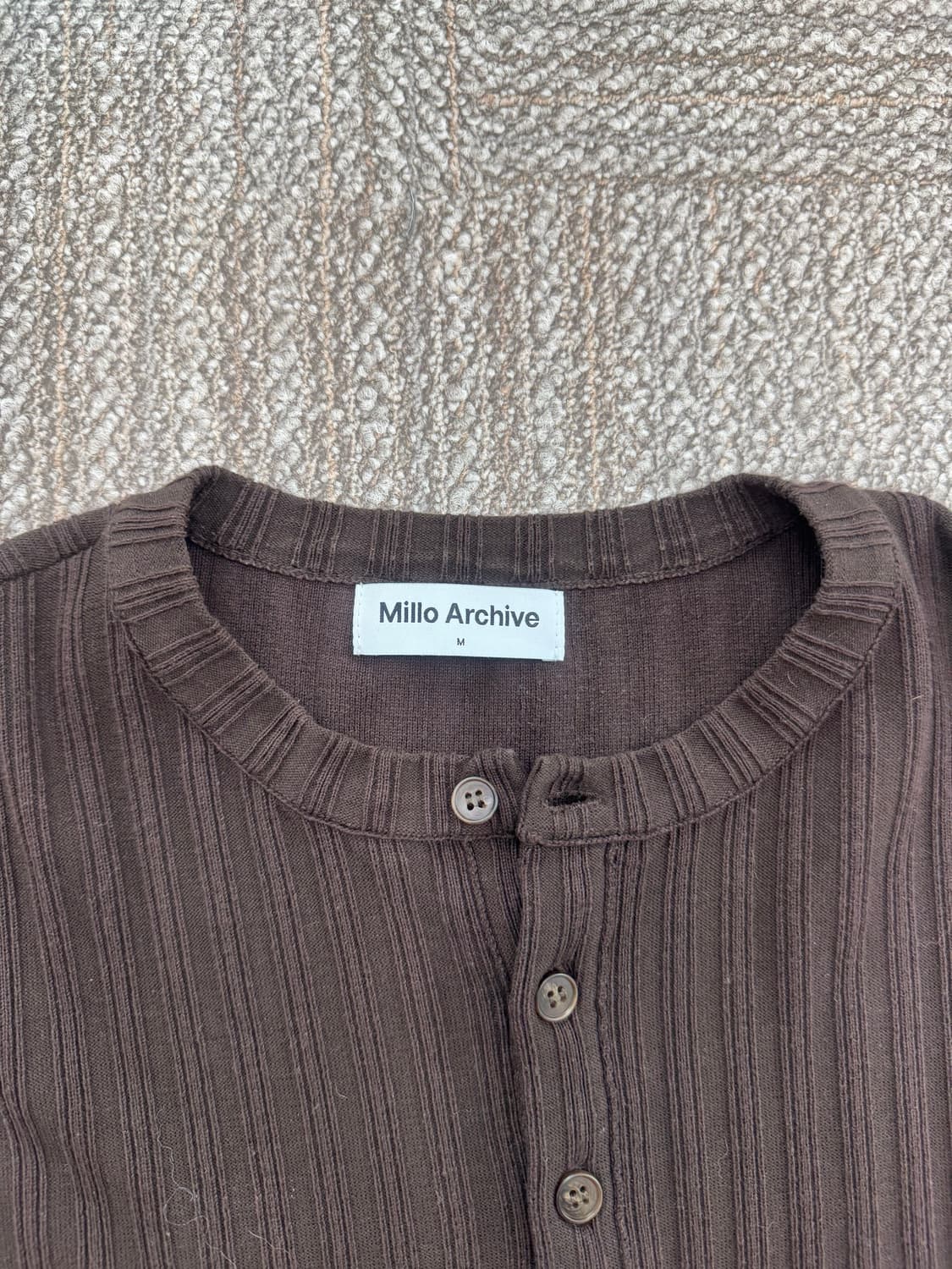 밀로 아카이브 드래프트 헨리넥 니트 브라운 상품이미지2