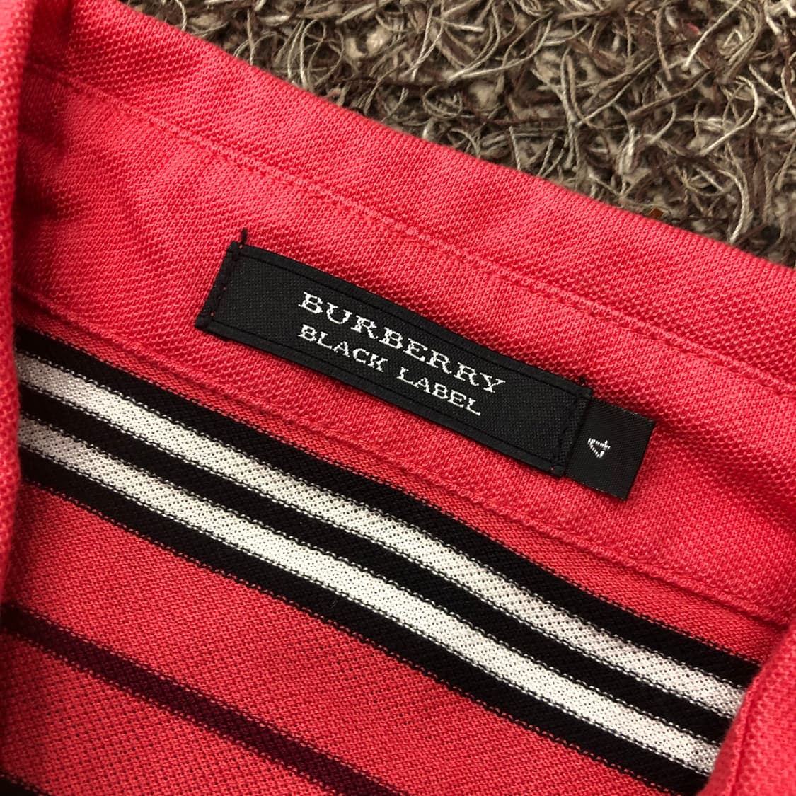 버버리 블랙라벨 로고 스트라이프 카라 반팔 티셔츠 상품이미지4
