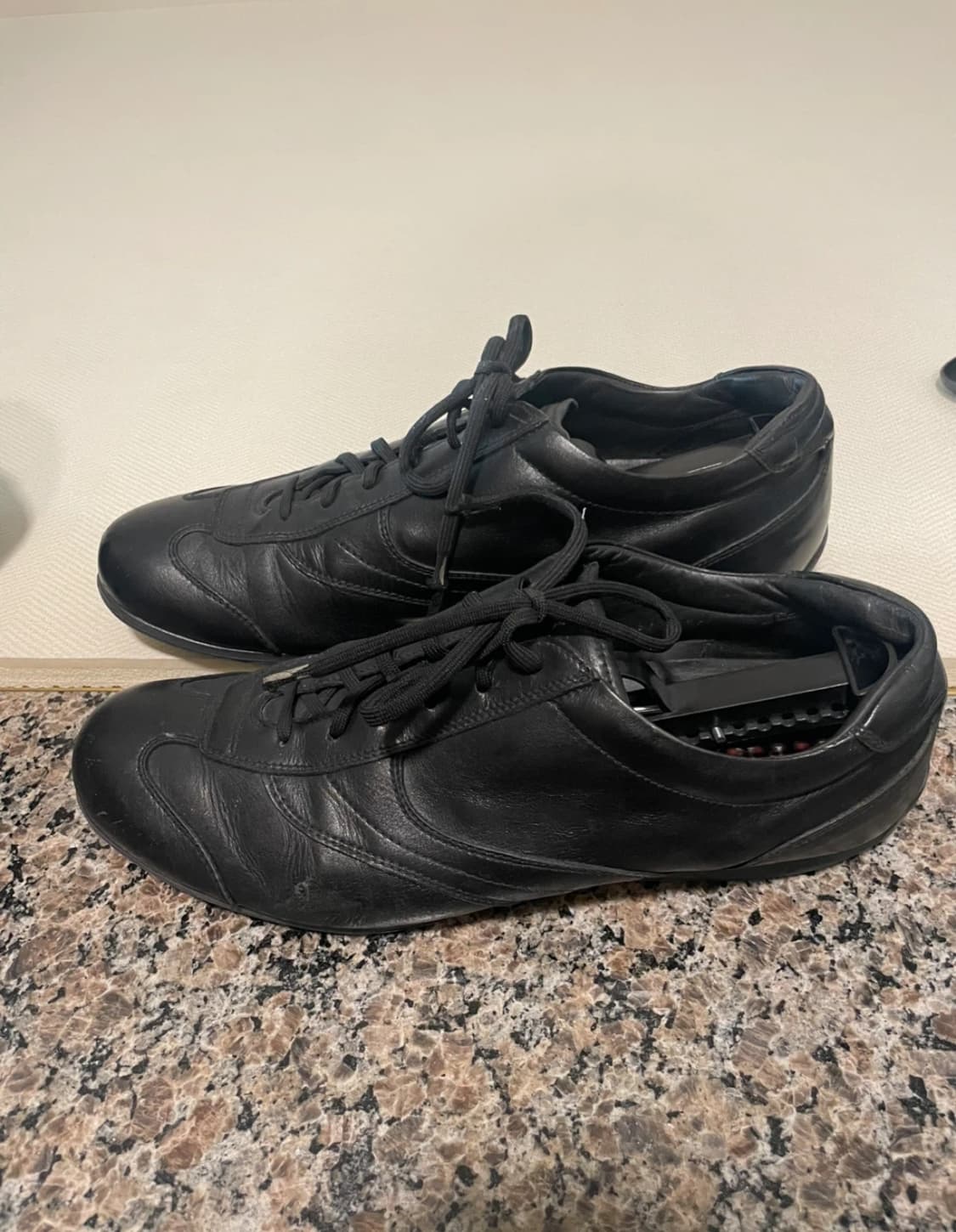 프라다 블랙 가죽 스니커즈 상품이미지2