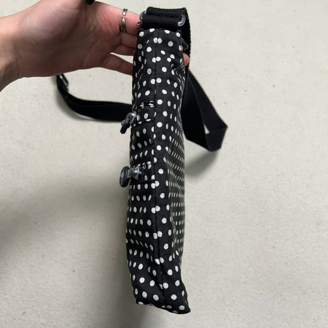 키플링 알바 도트 크로스백 블랙 상품이미지1