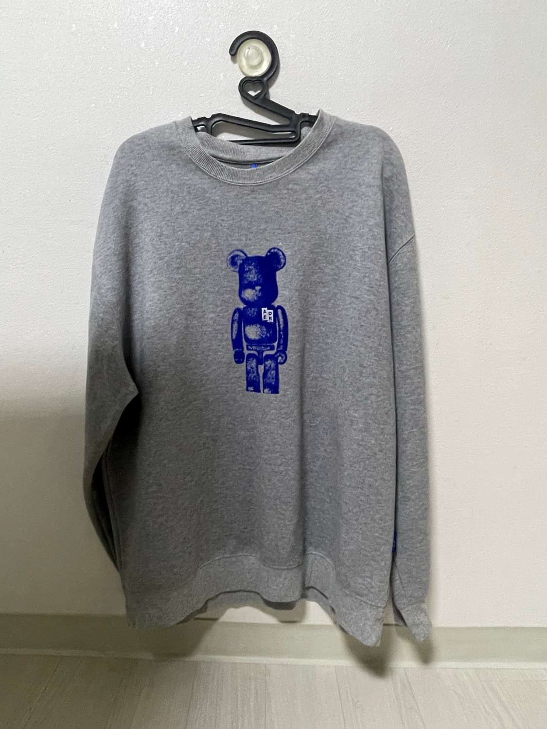 아더에러 베어브릭스 콜라보 맨투맨 A2 상품이미지1