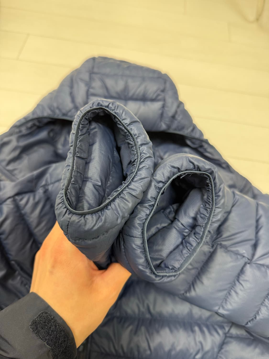 파타고니아 다운 스웨터 후디 네이비 색상 L사이즈입니다. 후드 달려있어서 상품이미지4