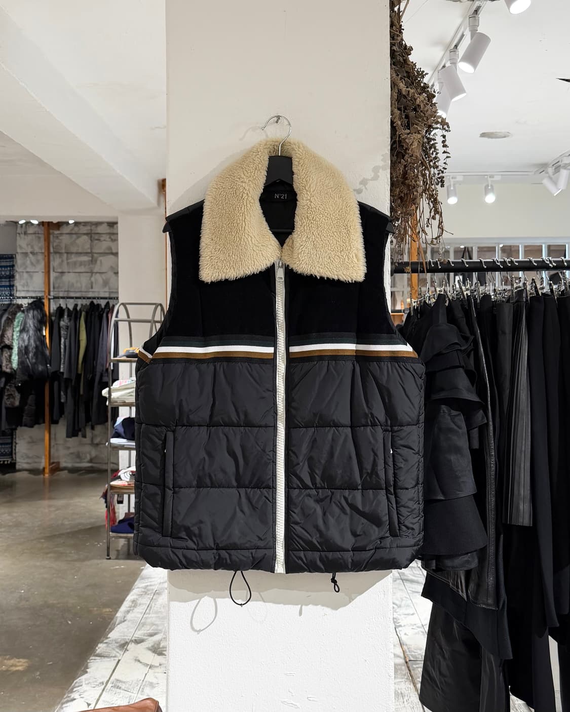 n21 블랙 스트라이프 화이트 퍼 카라 패딩 베스트 상품이미지1