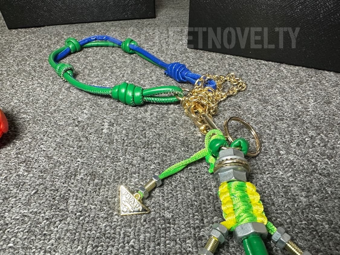 프라다 로봇 백참 그린 상품이미지3