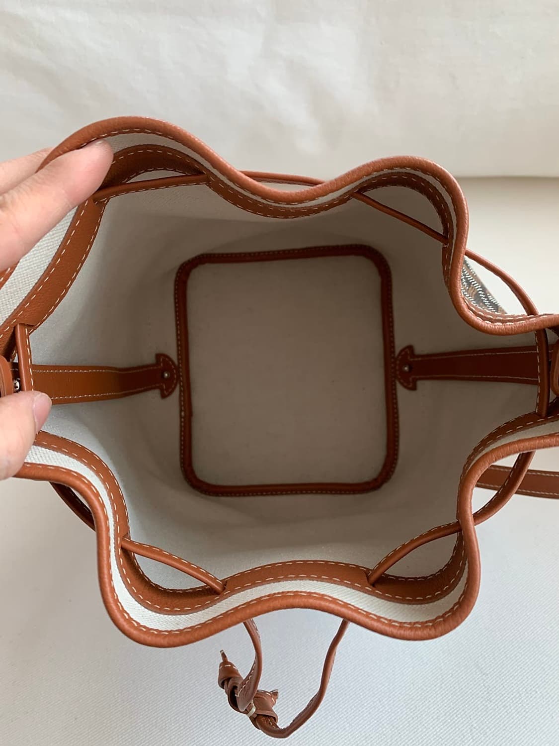 고야드 쁘띠플로 버킷백 블랙탄 상품이미지9