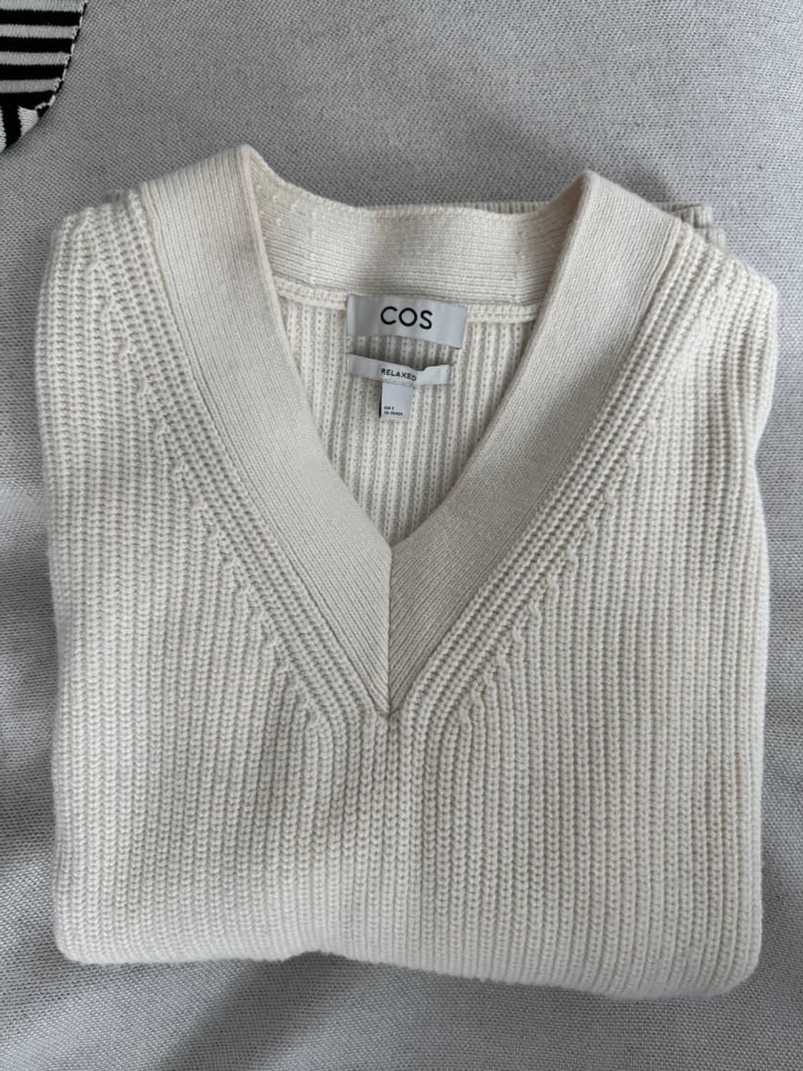 COS 오버사이즈 브이넥 니트 M 상품이미지4