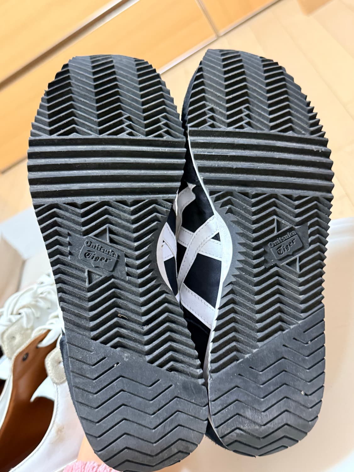 오니츠카 타이거 검흰 스니커즈 260mm 상품이미지4