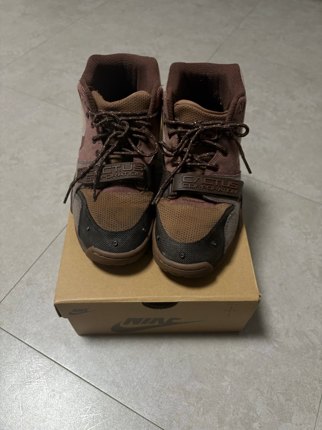 나이키 x 트래비스 스캇 에어 트레이너 1 아키오 브라운 앤 러스트 핑크 상품이미지4