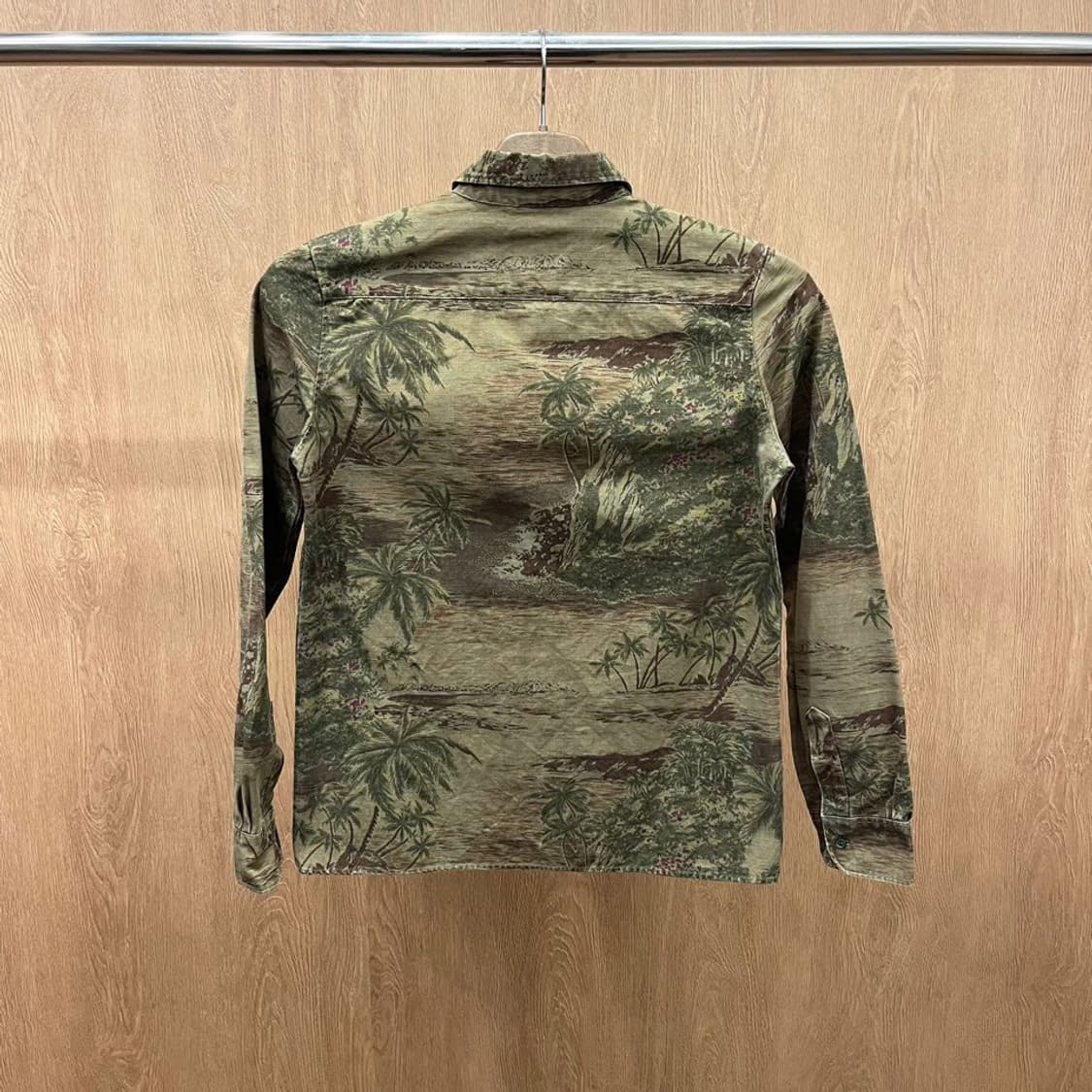 아페쎄 코튼 셔츠 하와이안 패턴 체스트 싱글 포켓 버튼 디테일 카키 상품이미지3