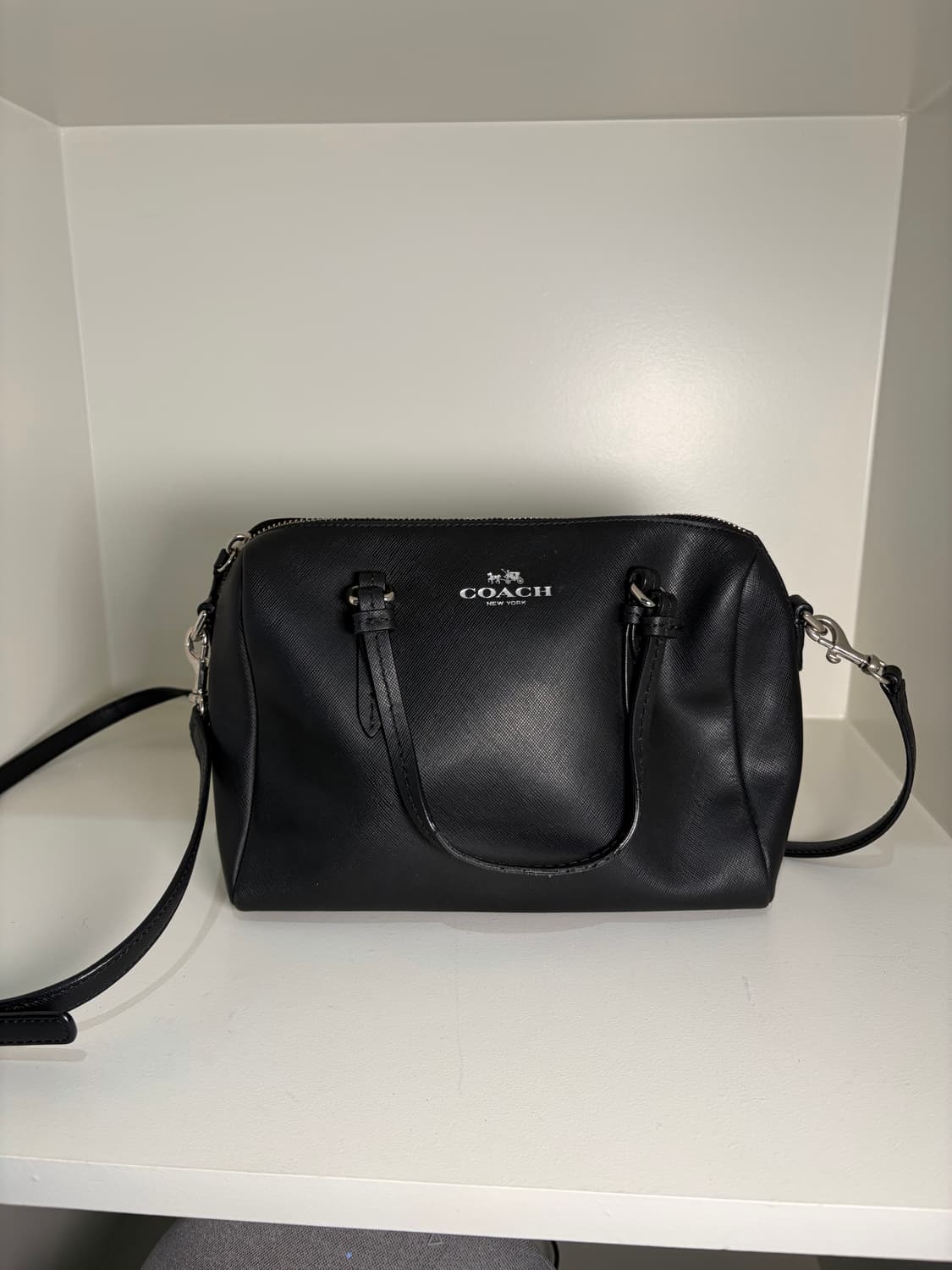 코치 블랙 가죽 크로스백 상품이미지1