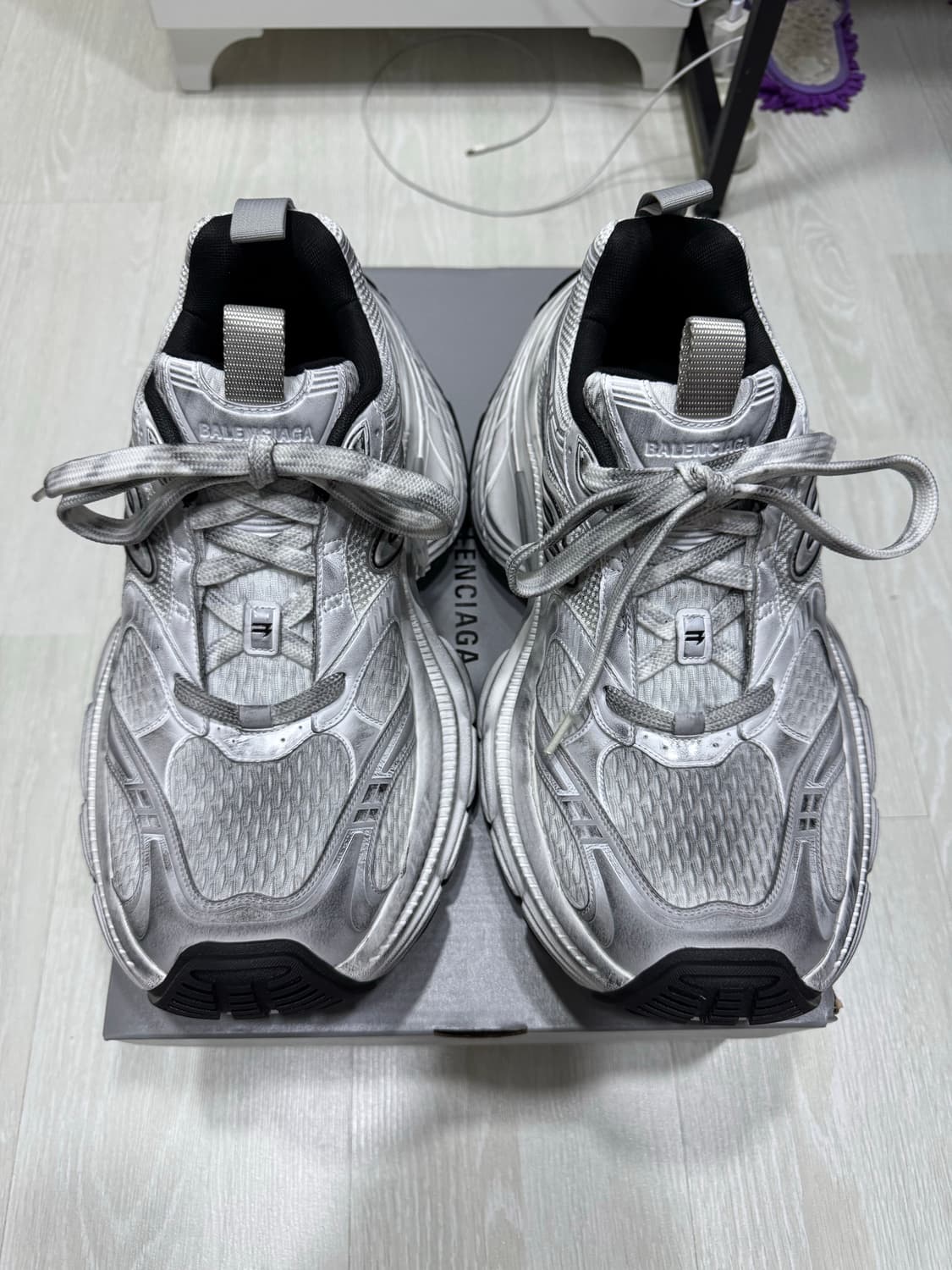 발렌시아가 10xl 화이트 42 사이즈 팝니다. 상품이미지2