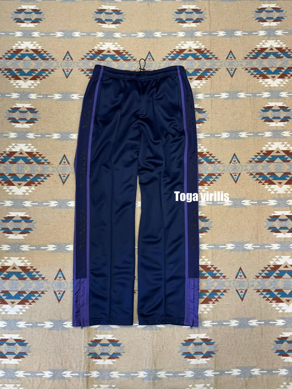 [46] 토가 비릴리스 테이프 로고 트랙팬츠 네이비 상품이미지1