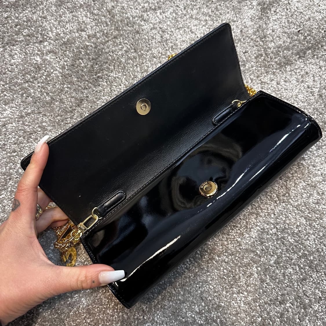 엠씨엠 블랙 페이턴트 가죽 체인백 상품이미지5