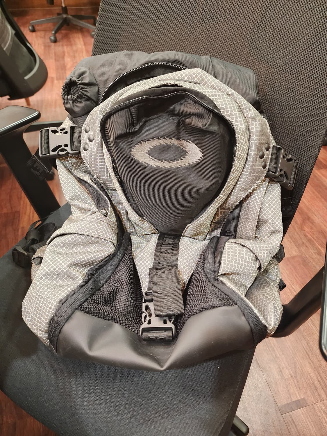 오클리 백팩 판매합니다. 상품이미지1