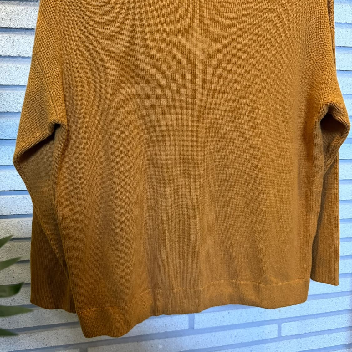 띠어리 보트넥 골지니트 드롭숄더 와이드 시보리 디테일 머스타드 상품이미지5