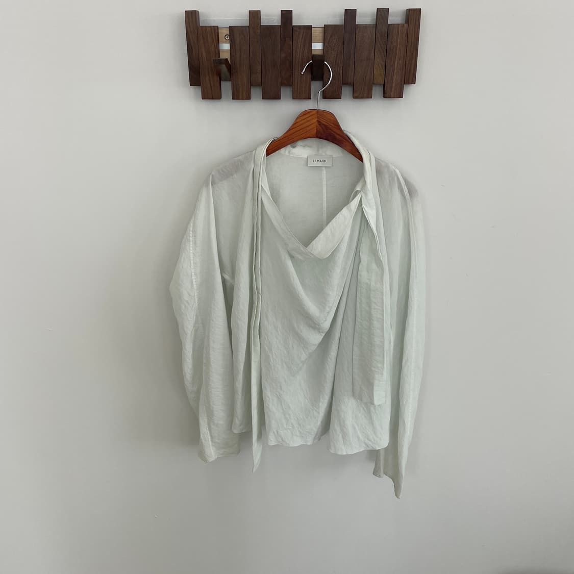 르메르 타이 드레이프 넥 블라우스 상품이미지3