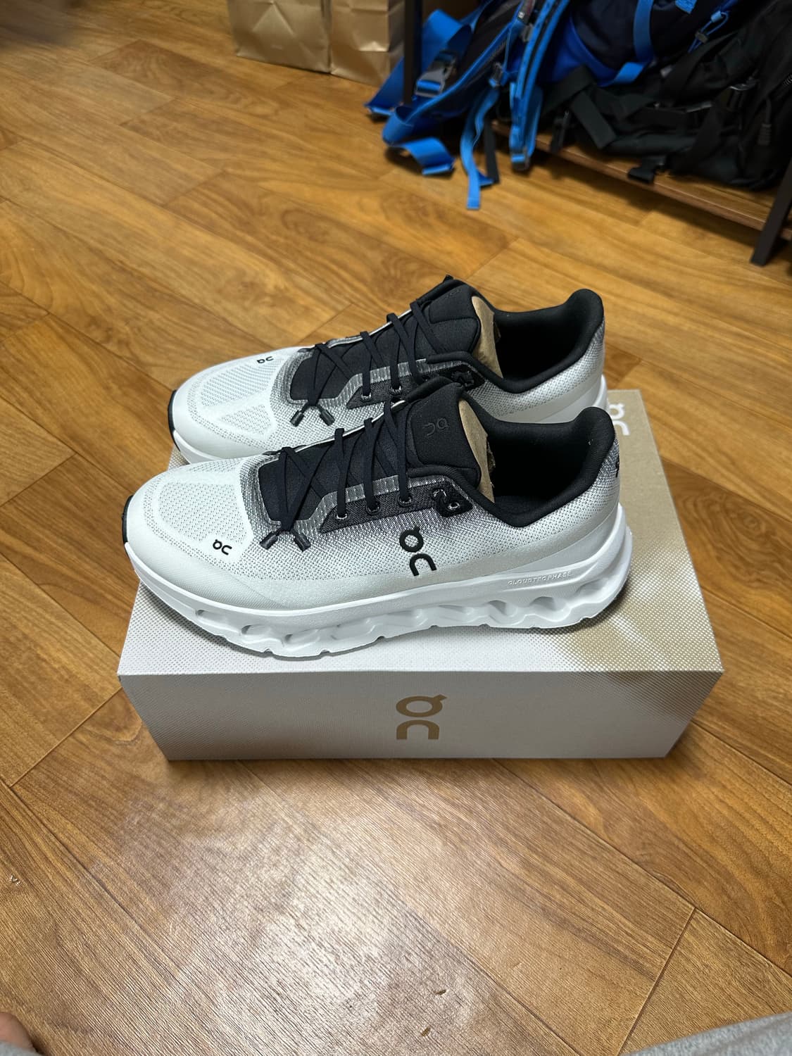 온 러닝 클라우드틸트 블랙 아이보리 275(EU43) 상품이미지1