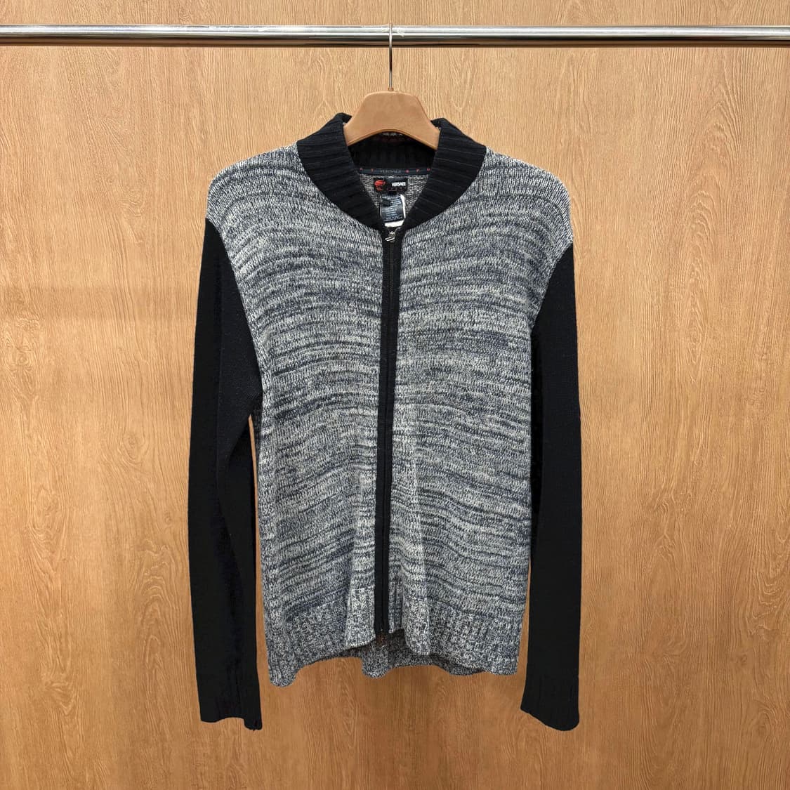 베르사체 긴팔 니트 집업 스탠드 카라 투톤 배색 슬리브 로고 자수 블랙 상품이미지2