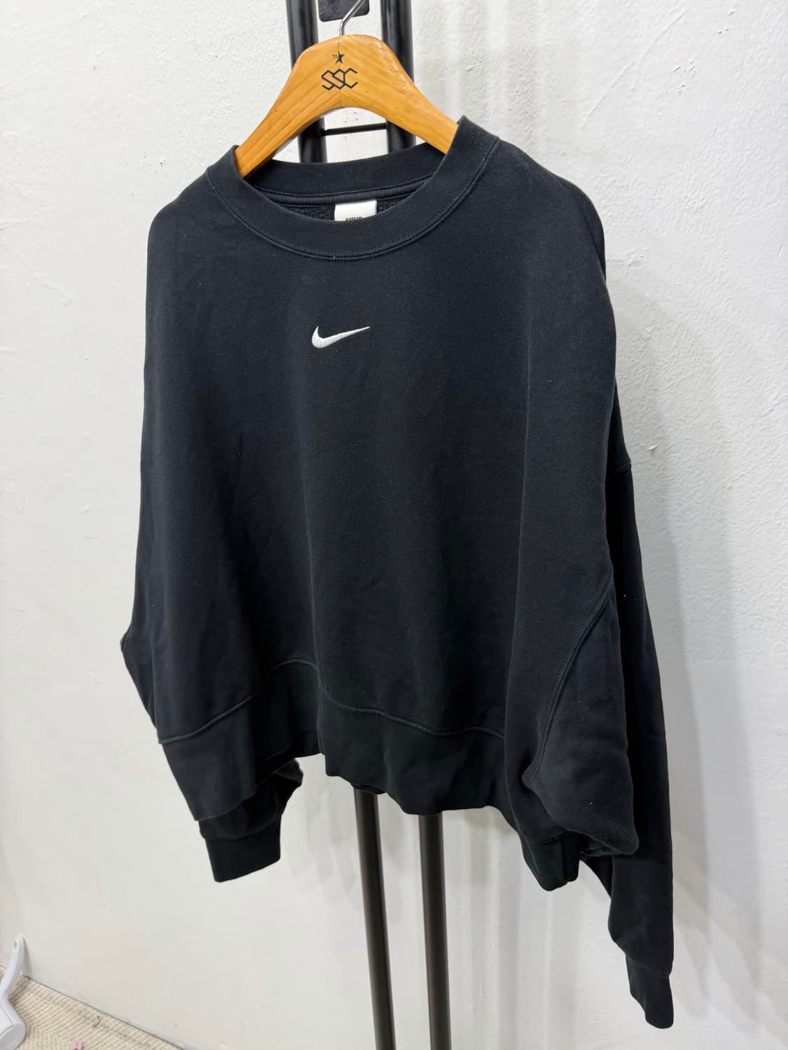 정품) 나이키 여성 오버 크롭핏 블랙 맨투맨 티셔츠 M 상품이미지3