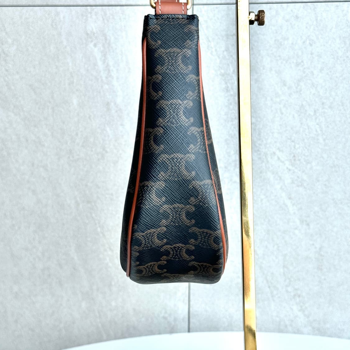 셀린느 트리옹프 아바백 미디움 상품이미지5