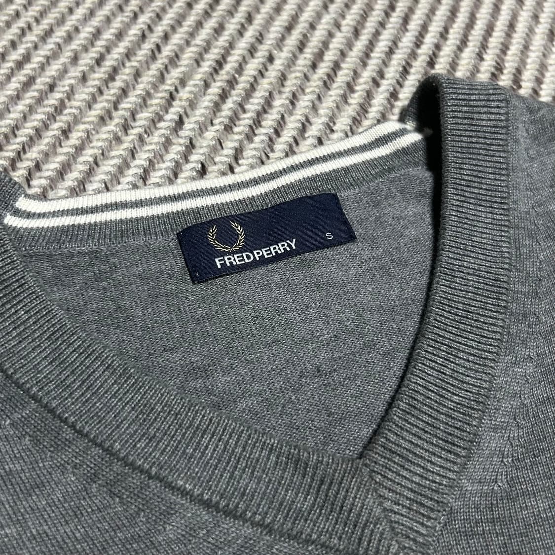 [S] Fredperry 프레드페리 그레이 베이직 코튼 브이넥 니트 상품이미지4