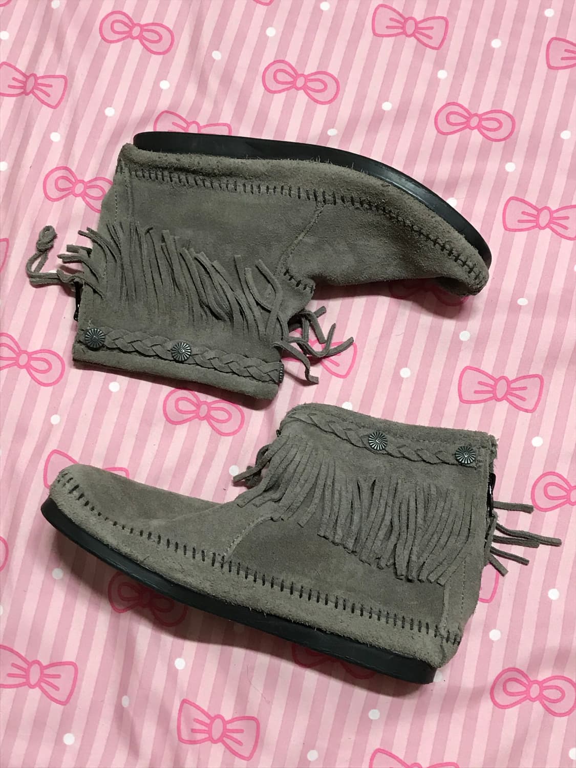 미네통카 회색 스웨이드 부츠 상품이미지1