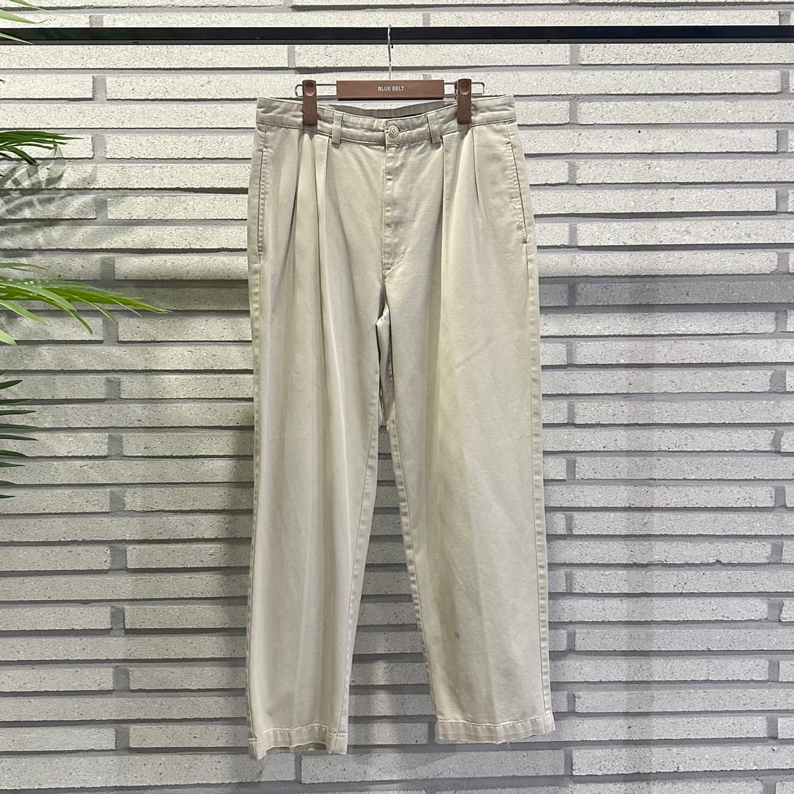 폴로 랄프로렌 투턱 테이퍼드 치노팬츠 후면패치 디테일 크림 상품이미지2