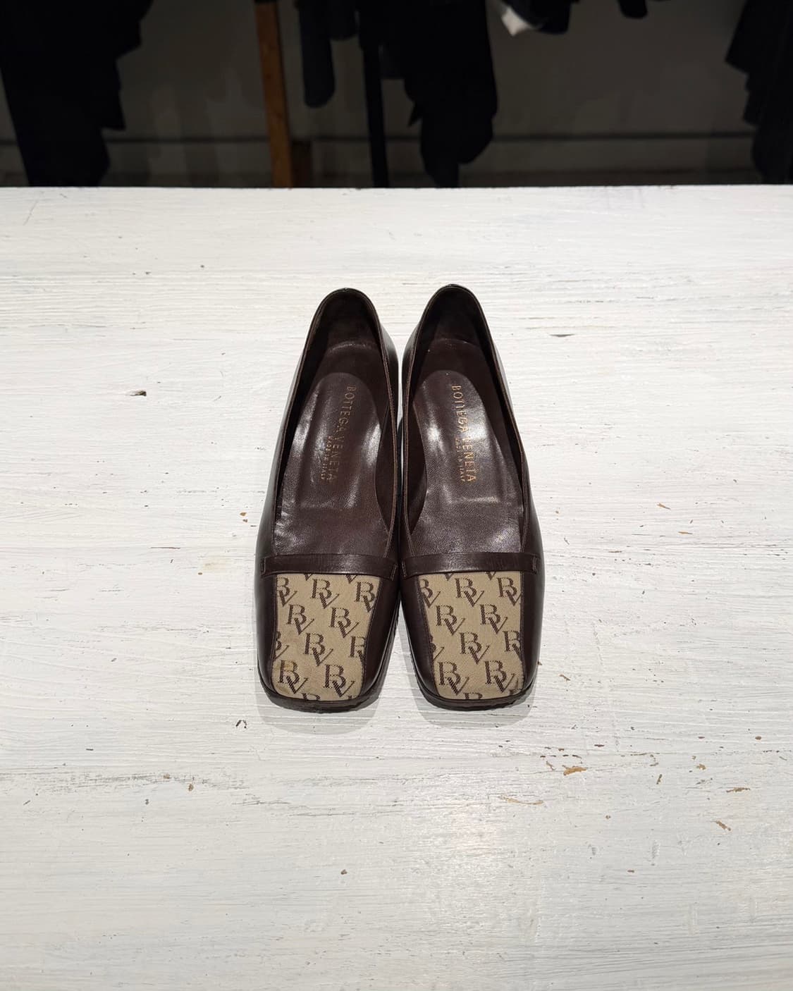 보테가 베네타 다크브라운 BV 로고 펌프스 상품이미지2