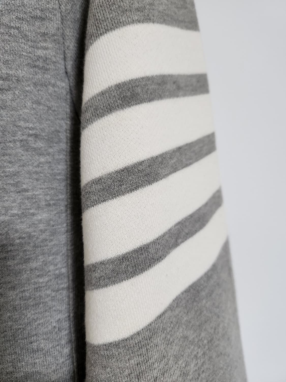 [0] 톰브라운 그레이 사선완장 맨투맨 MJT021H 상품이미지3