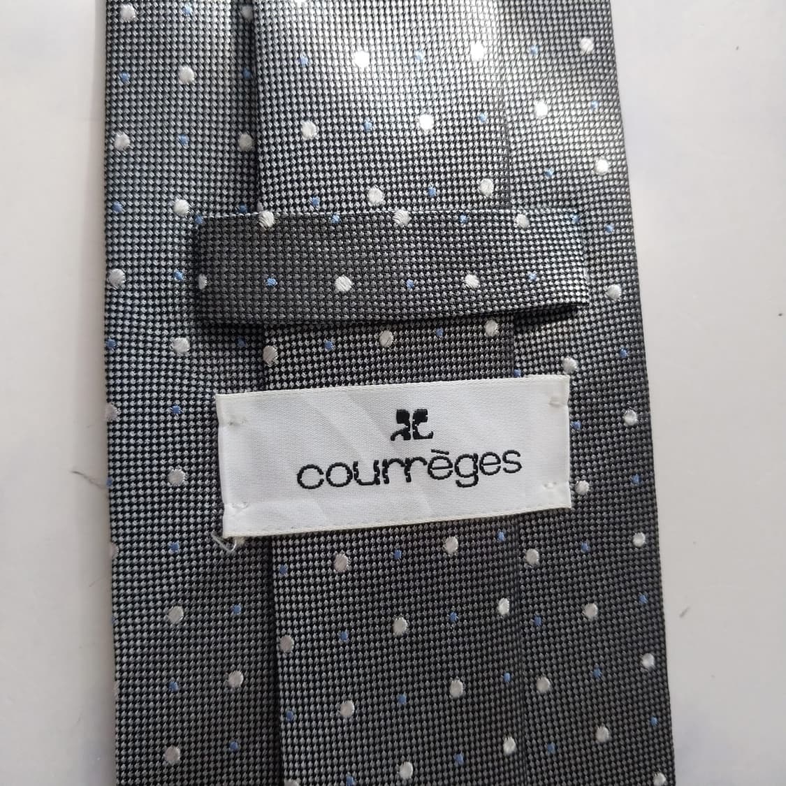 꾸레쥬 실크 그레이 도트 패턴 넥타이 9.2cm A+~A등급 K2353
 상품이미지8