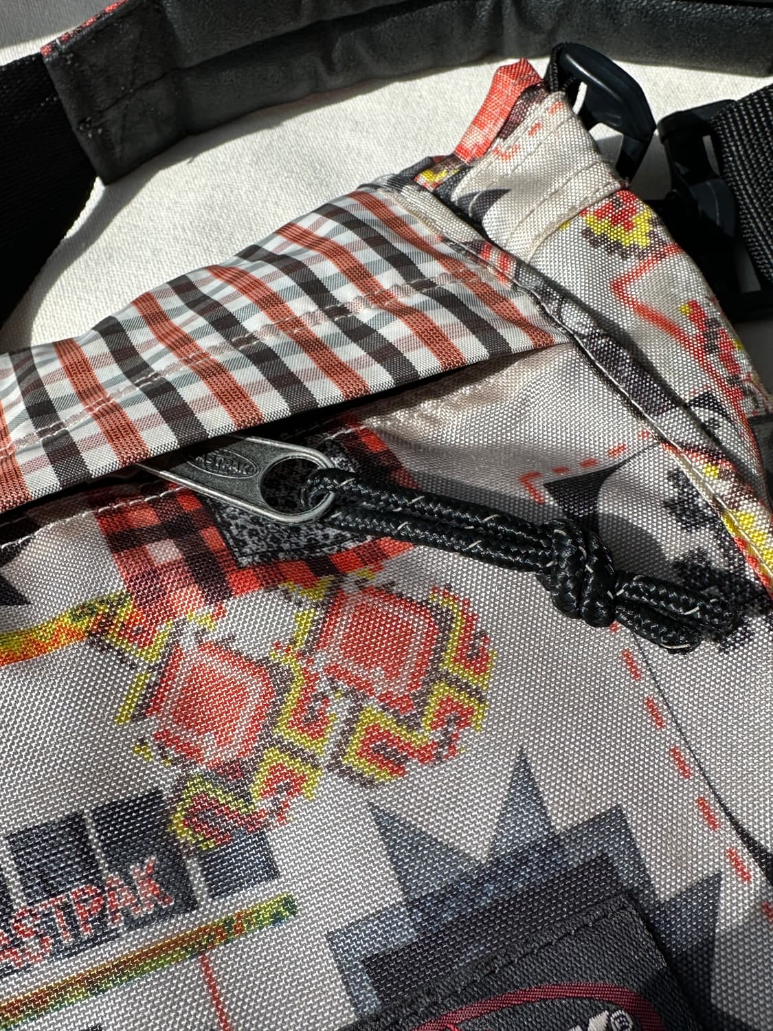 이스트팩 패치워크 프린팅 델리게이트 크로스백 상품이미지2