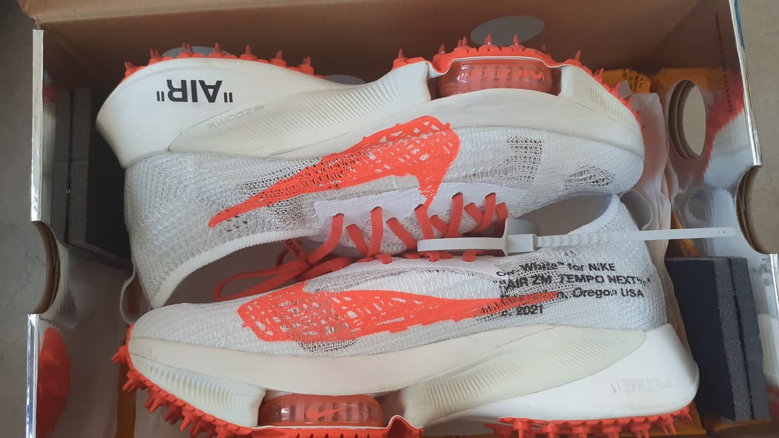 나이키오프화이트 에어줌템포 넥스트 솔라레드 280 상품이미지1