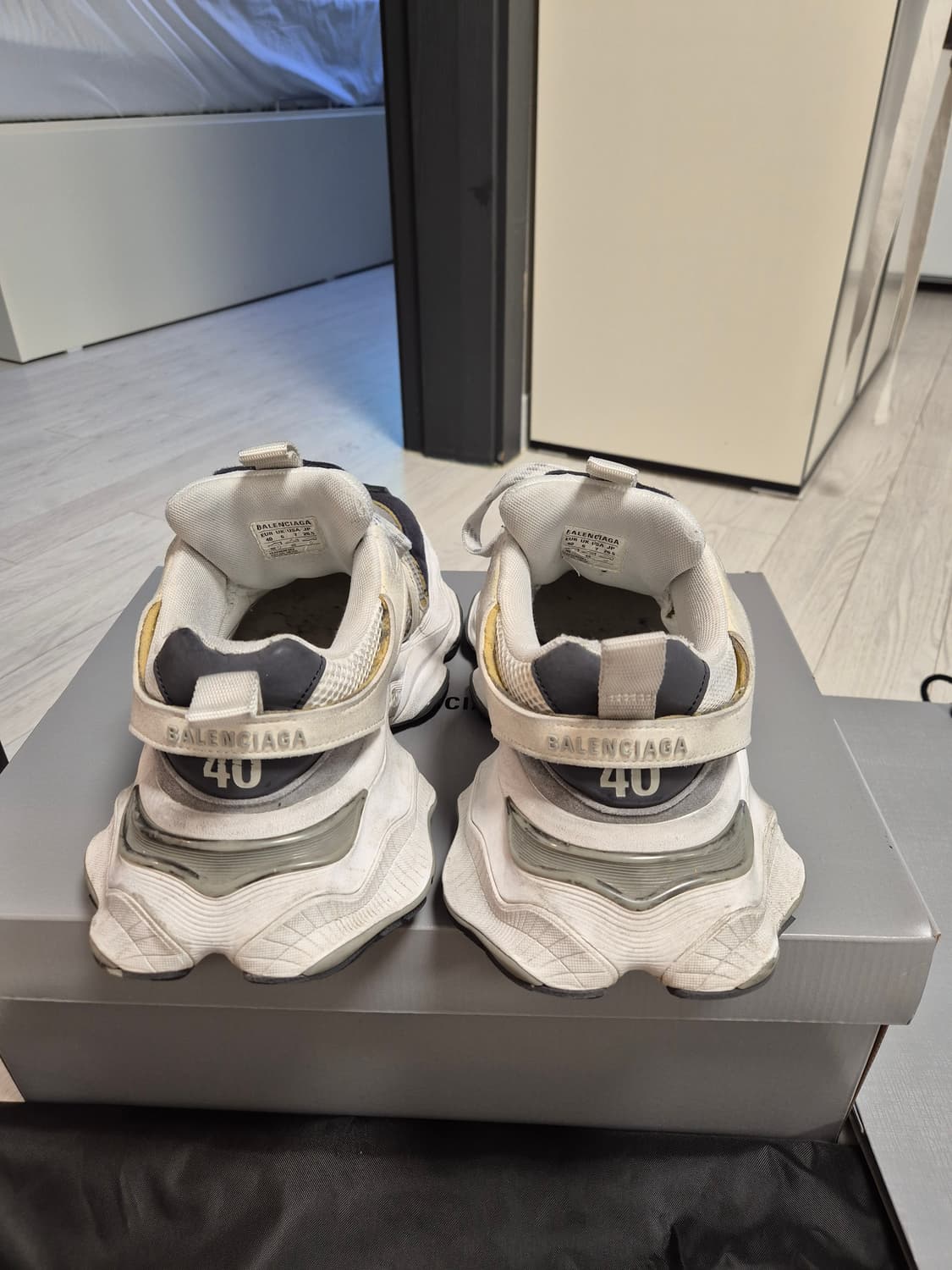 발렌시아가 카고 스니커즈 검흰 40 상품이미지3