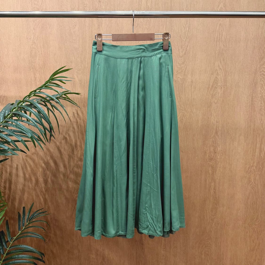 요지 야마모토 롱 스커트 사이드 포켓 백 투 버튼 디테일 플레어핏 그린 상품이미지1