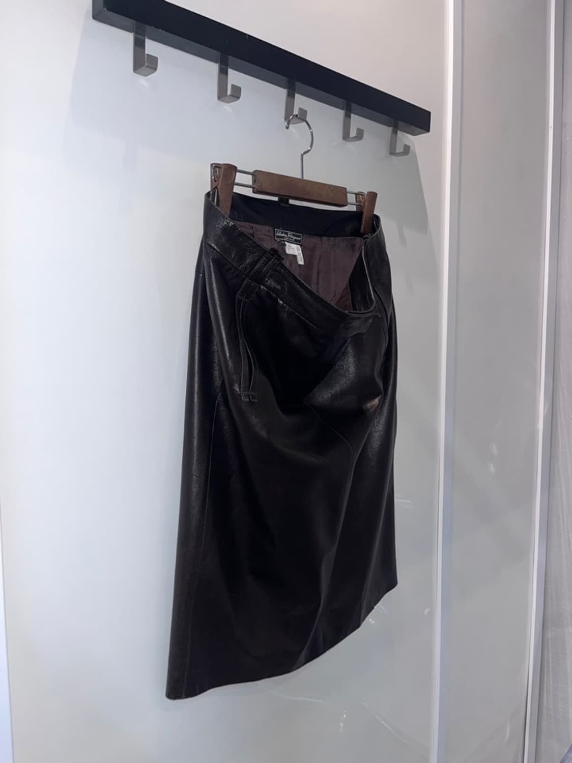 살바토레 페라가모 레더 미디 스커트 사이드 포켓 백 슬릿 디테일 브라운 상품이미지1