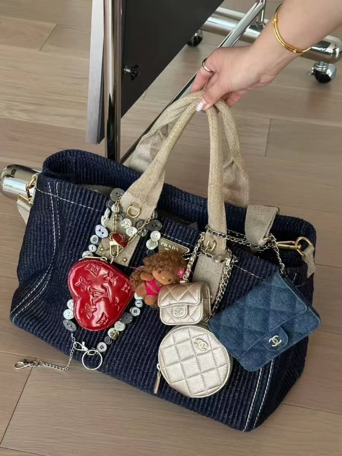 샤넬VIP 금장 CC로고 에어팟 케이스 & 동전지갑 샤넬 참 상품이미지5