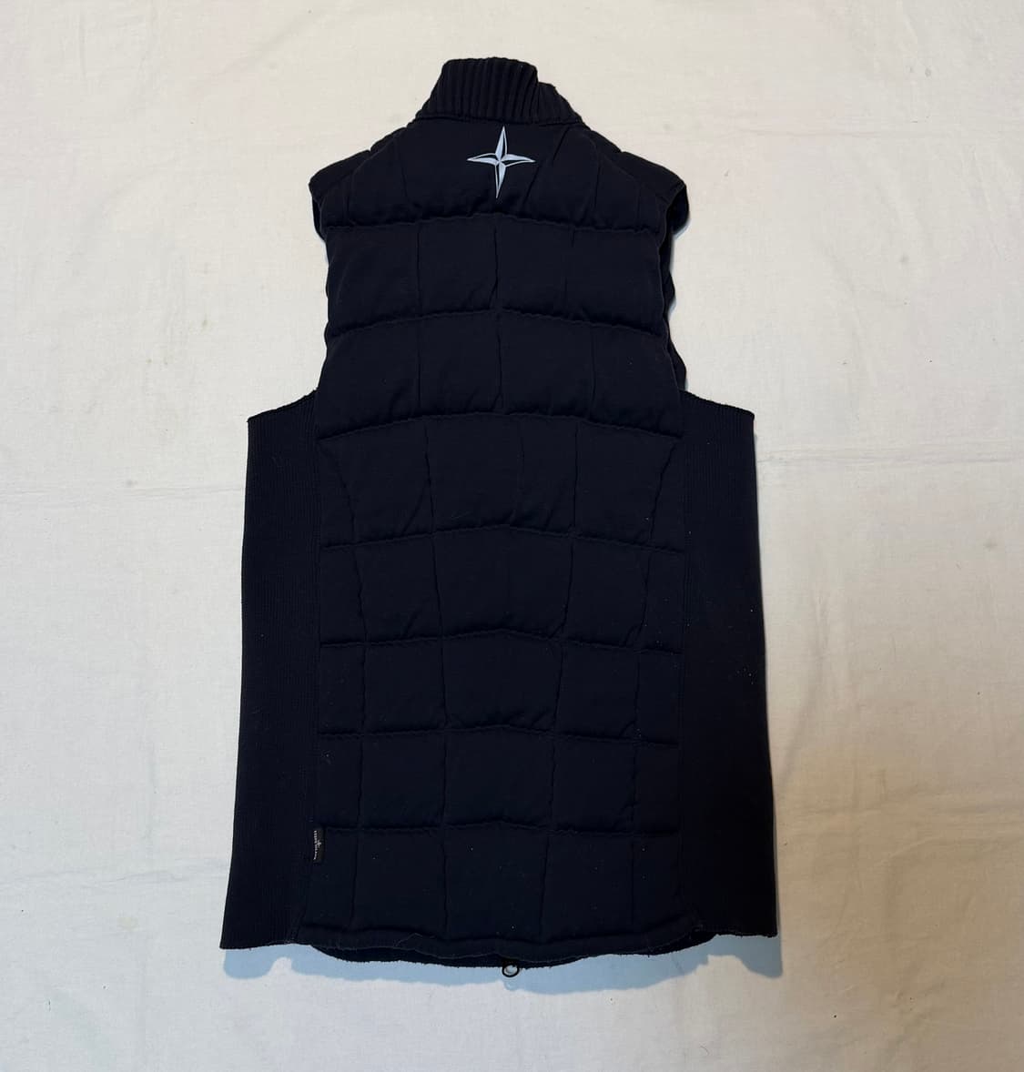 스톤아일랜드 16FW 리플렉티브 로고 패딩조끼 베스트 블랙 상품이미지1