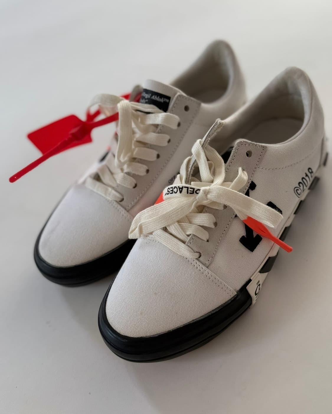 오프화이트 로우 벌크 스니커즈 화이트 상품이미지1