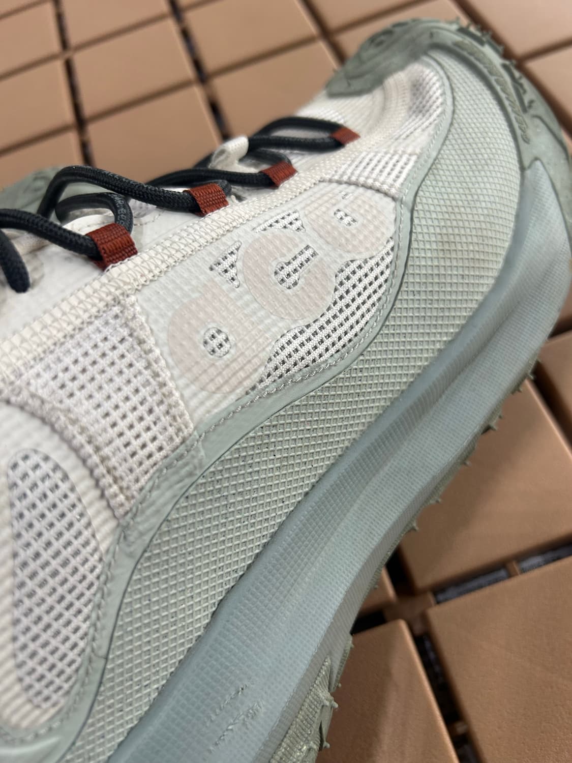 나이키 ACG 마운틴 플라이 2 로우 고어텍스 팬텀 다크 스모크 그레이 상품이미지3