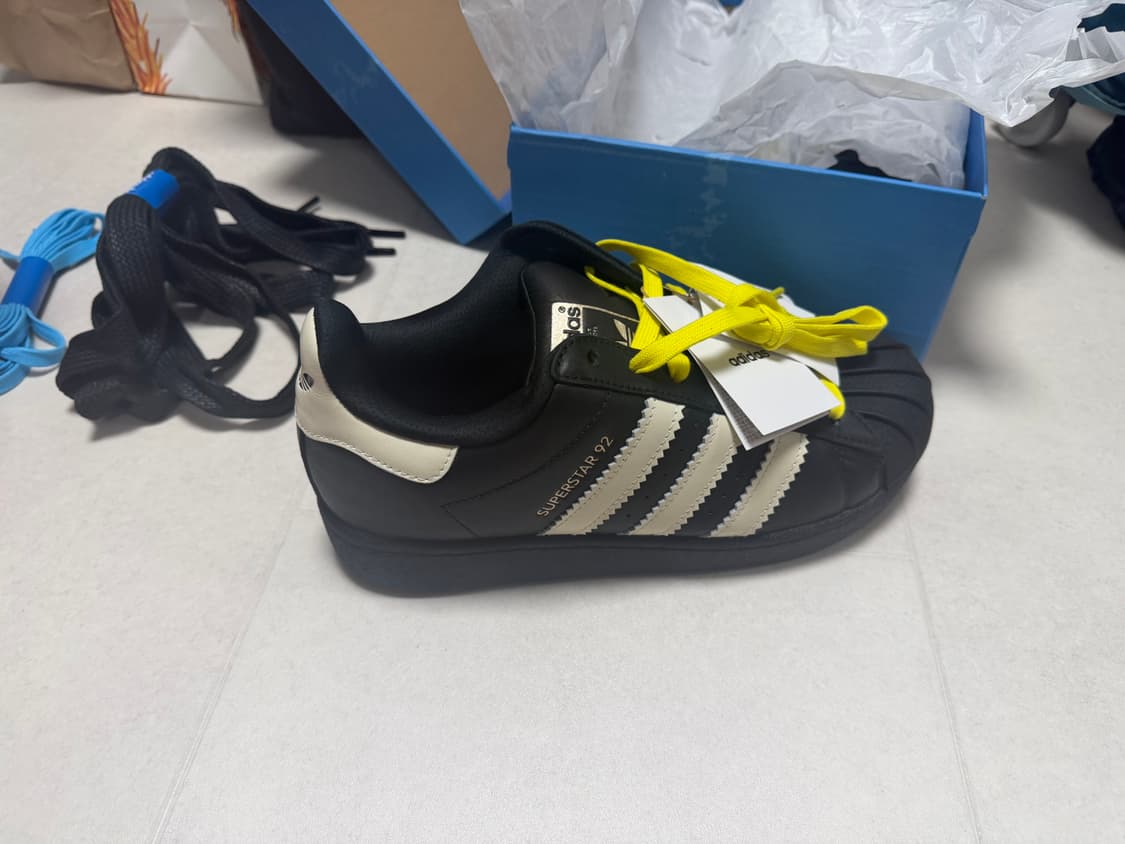 아디다스X퍼렐윌리엄스 버지니아슈퍼스타92코어 블랙스카이러쉬 상품이미지2