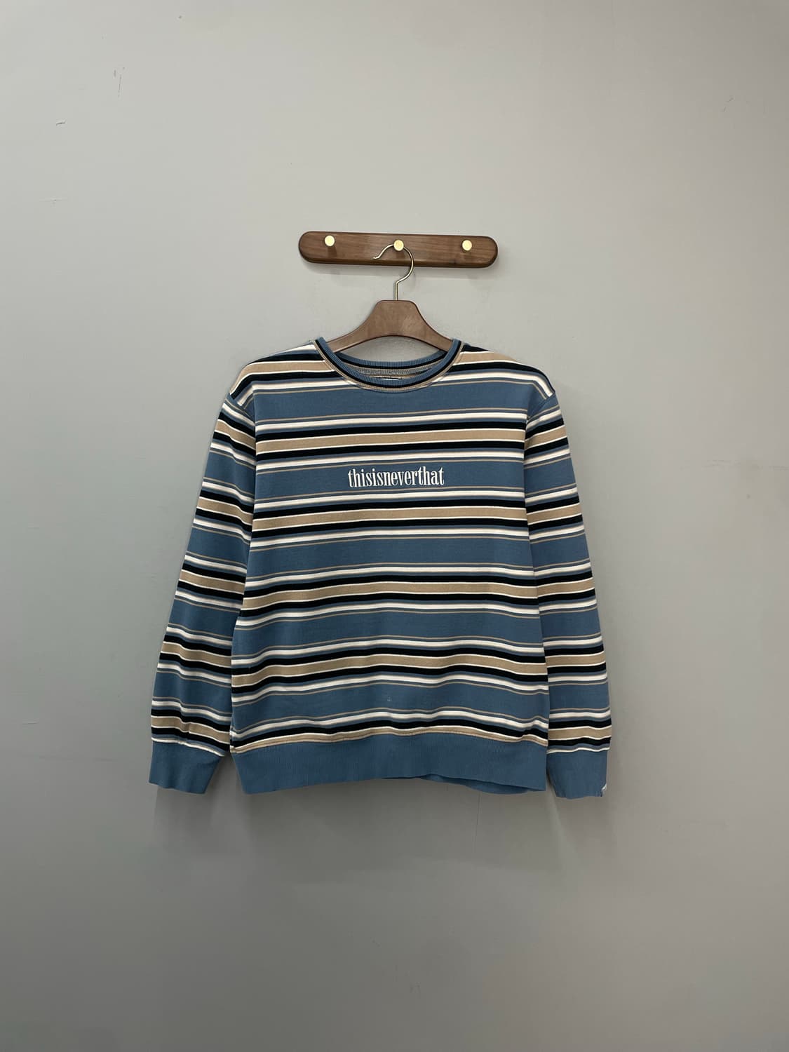 디스이즈네버댓 스트라이프 센터로고 맨투맨 H1813 상품이미지2