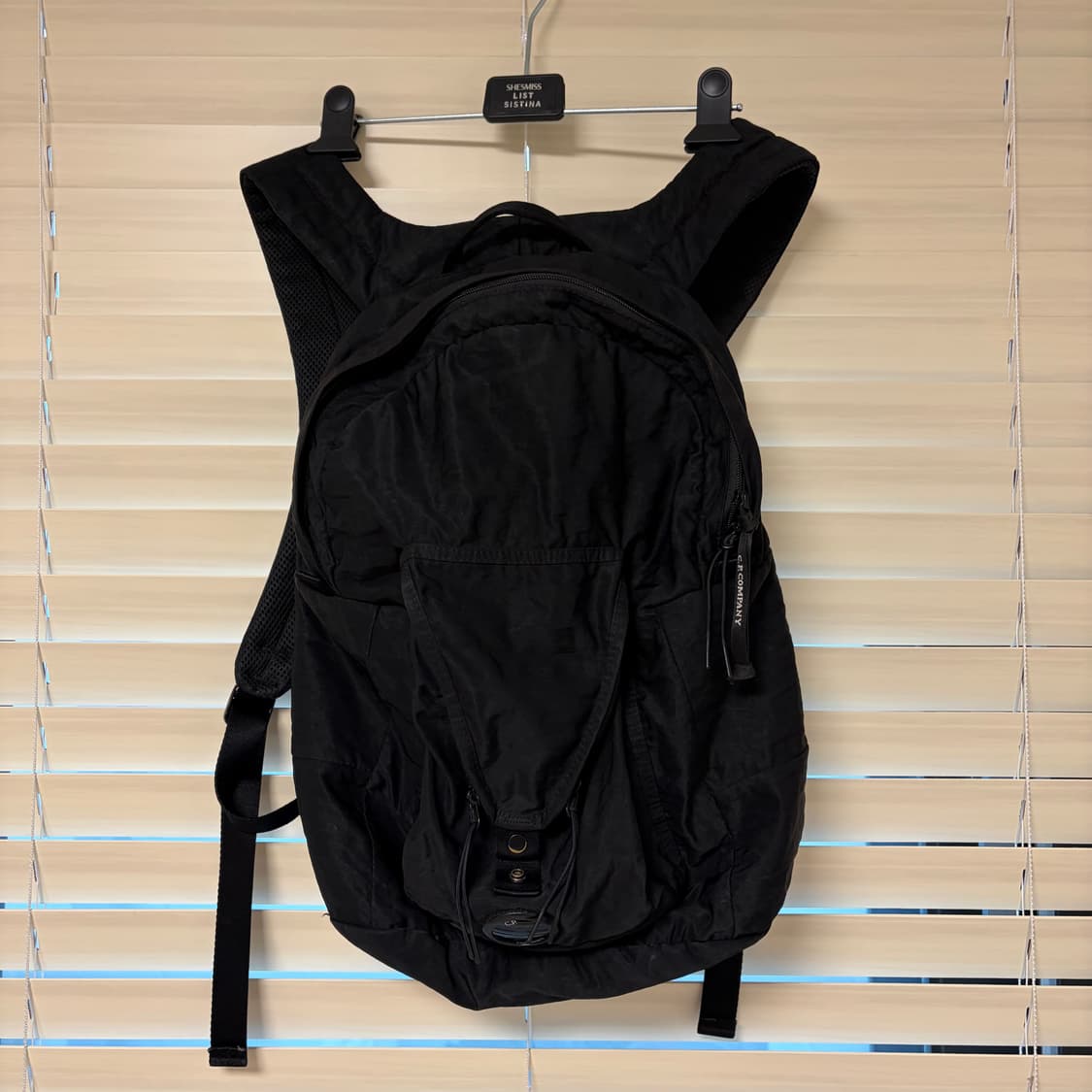 Cp 컴퍼니 C.P. Company 렌즈 와펜 나일론 백팩 가방 블랙 상품이미지1